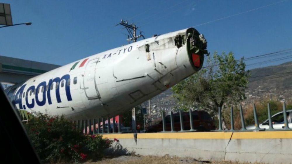 Se atora tráiler en un puente de la Autopista del Sol