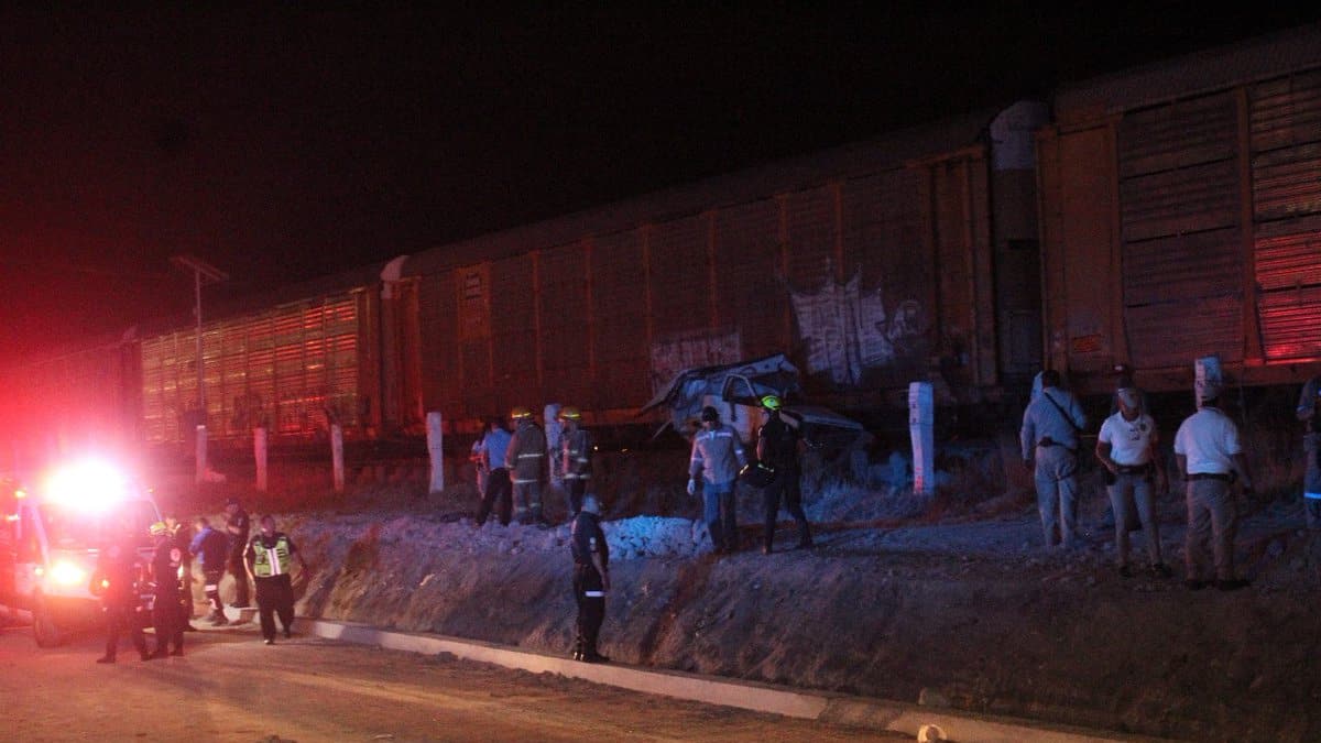 Choque de tren con camioneta deja tres muertos