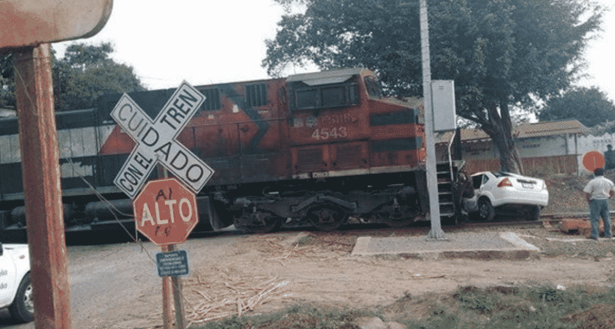 Ferrocarril embiste auto en Veracruz