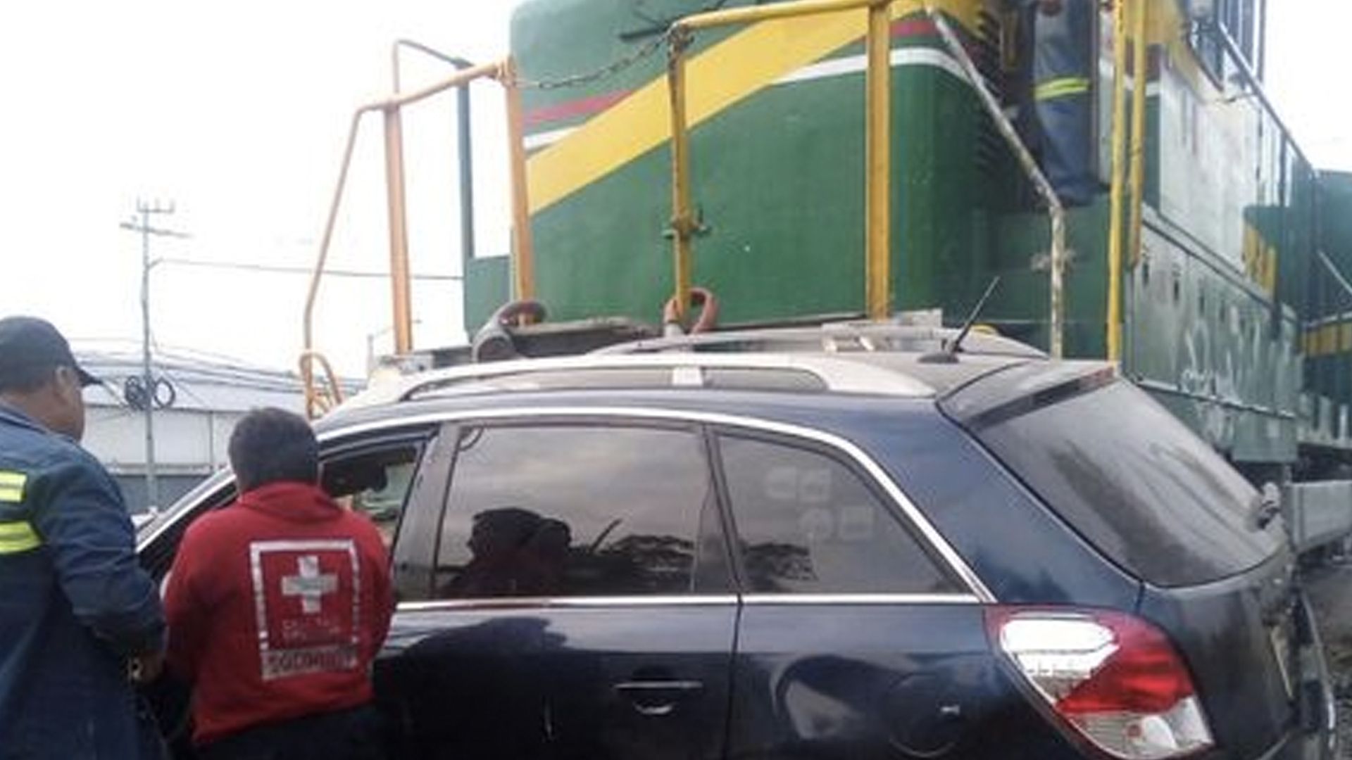 Choque de tren contra camioneta deja un herido en Cuautitlán