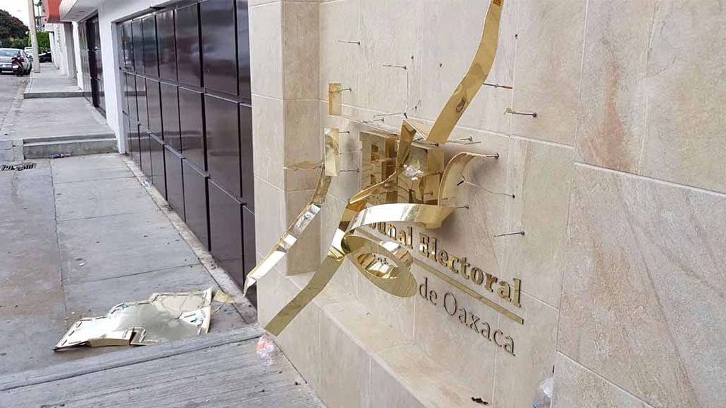 Pobladores vandalizan Tribunal Electoral de Oacaxa