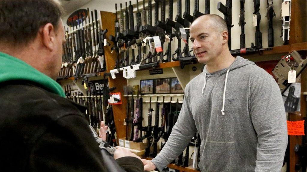 Civiles estadounidenses poseen 40 por ciento de las armas en el mundo - trump-armas-edad