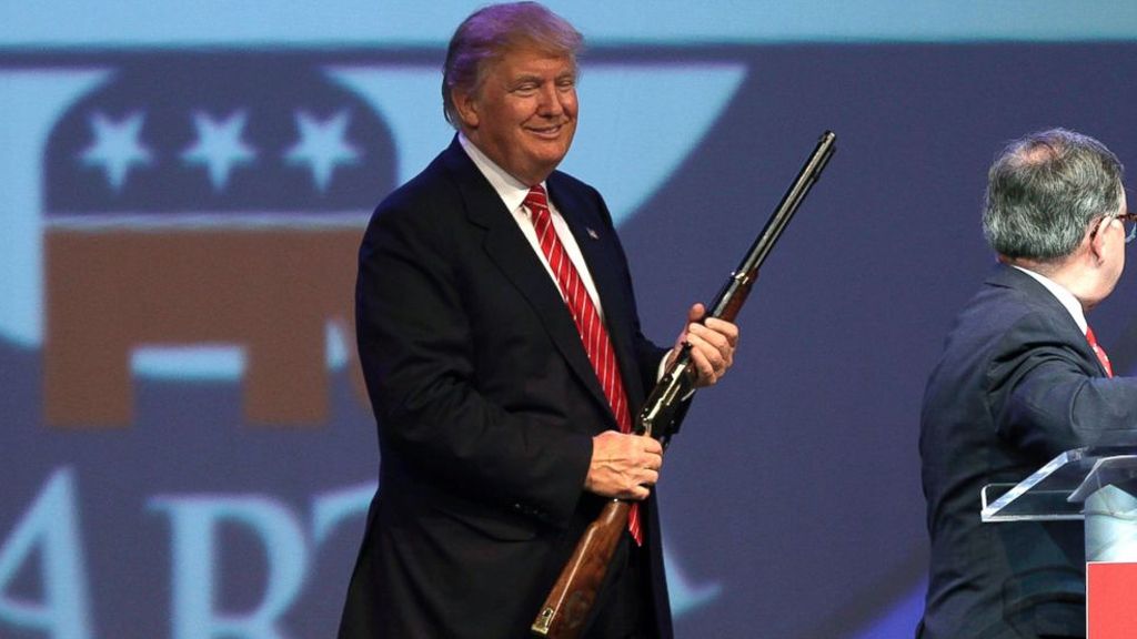 Trump analiza subir edad mínima para comprar armas