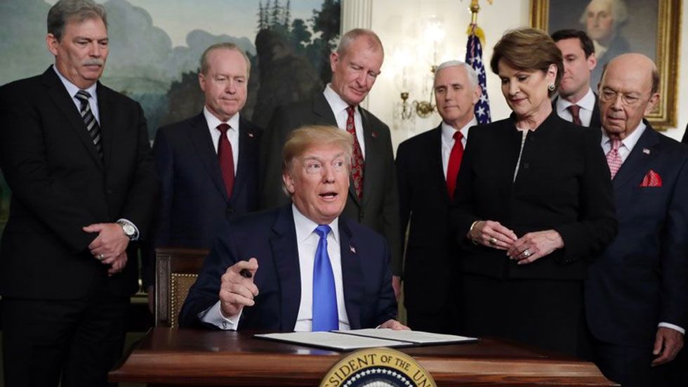 Trump firma orden para imponer aranceles a China