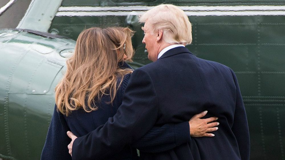 Trump y Melania muestra afecto en público por primera vez