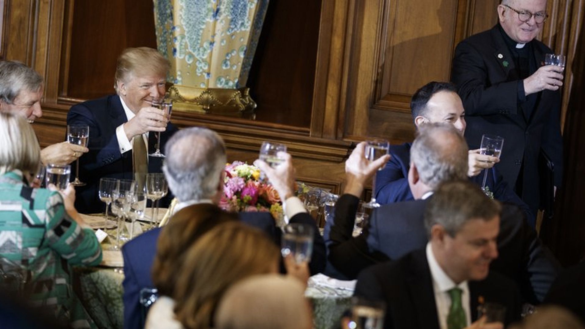 “¿Quién es el próximo?” Trump bromea con integrantes de su equipo