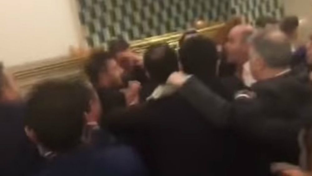 #Video Termina a golpes sesión en parlamento turco tras aprobar ley electoral