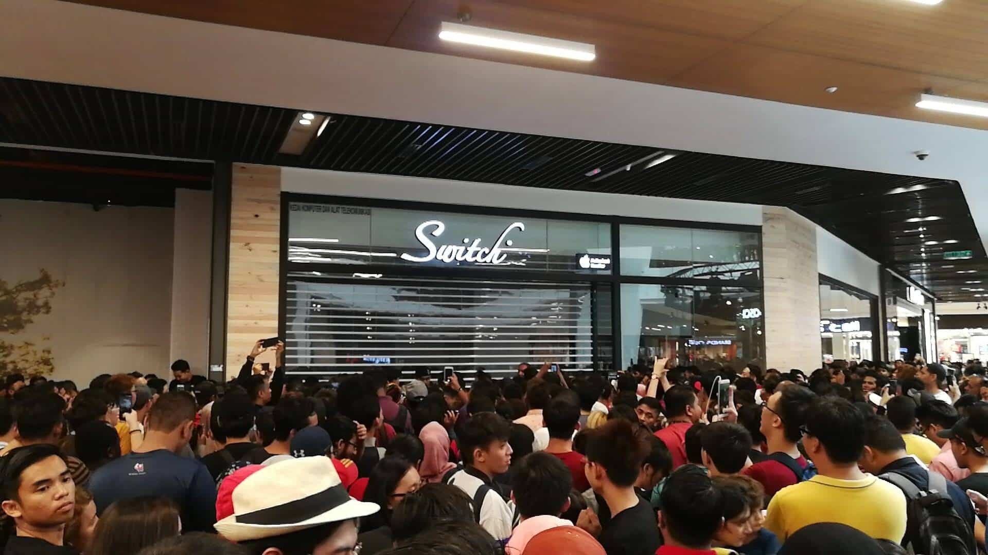 Caos en centro comercial de Malasia tras remate de productos Apple Caos en centro comercial de Malasia tras remate de productos Apple