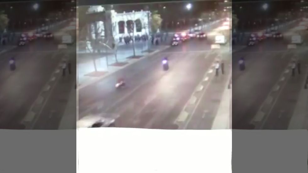 #Video Conductor ebrio casi arrolla a policías en Hemiciclo a Juárez #Video Conductor ebrio casi arrolla a policías en Hemiciclo a Juárez