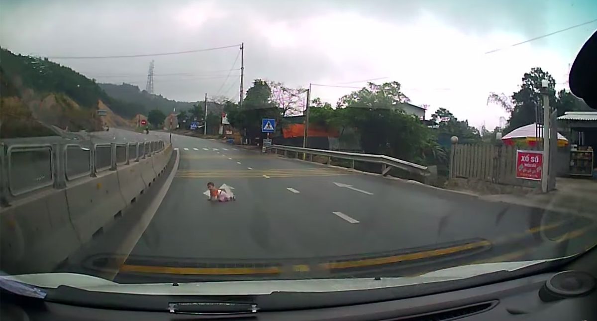 #Video Rescatan a bebé que cruzaba carretera en Vietnam