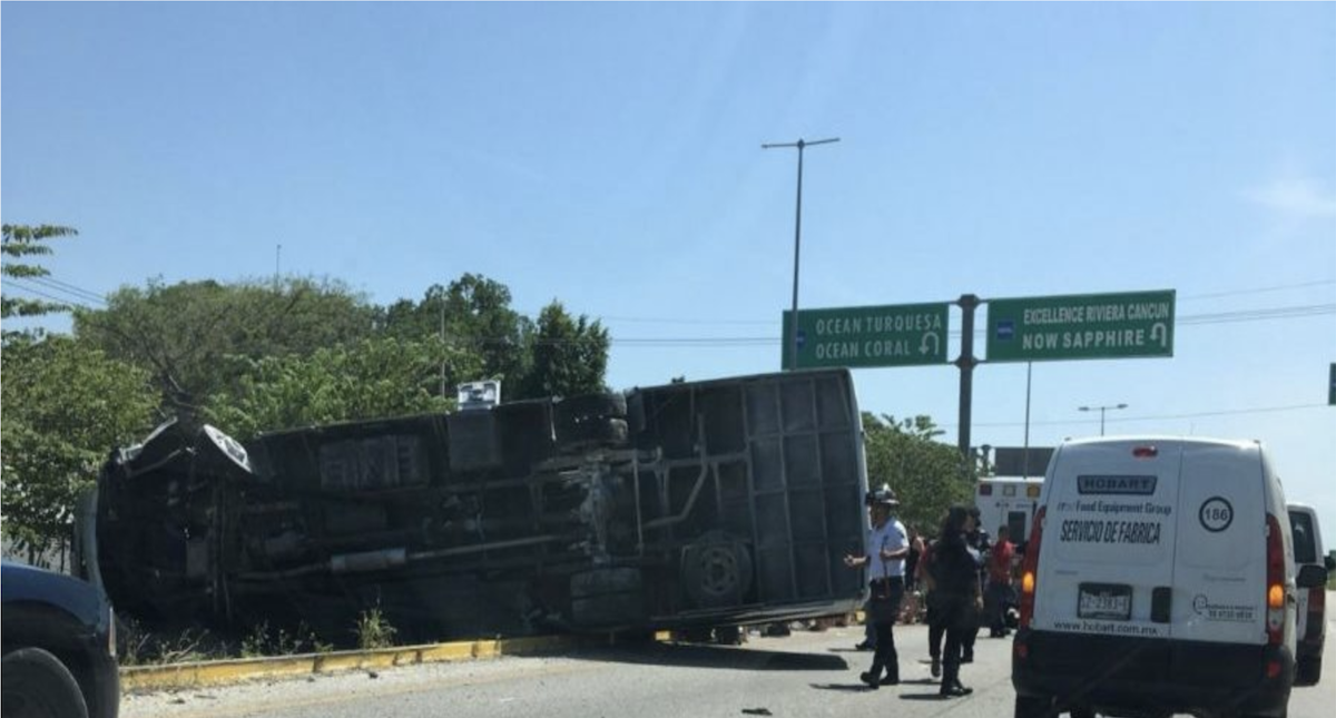 Volcadura de autobús en Cancún deja 13 turistas franceses lesionados