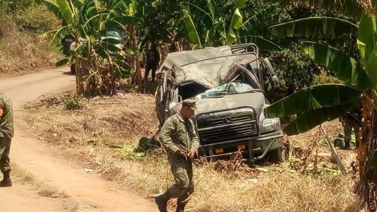Volcadura de camión de la Sedena deja 20 lesionados