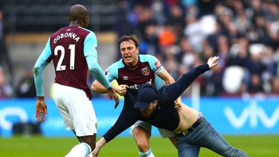 #Video Aficionados invaden la cancha en derrota del West Ham