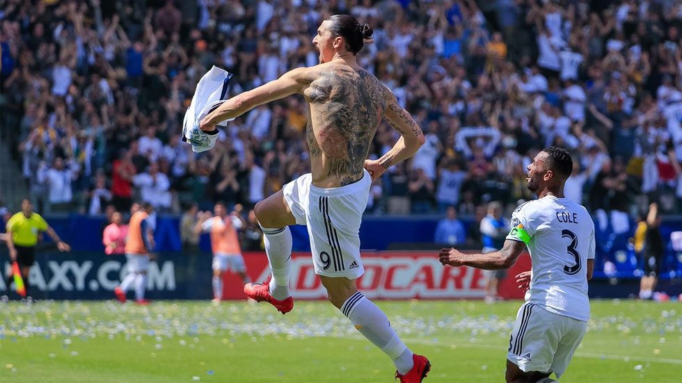 Los hermanos Dos Santos celebran gol de Zlatan