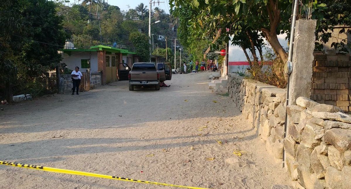 Asesinan a balazos a pareja y hieren a hijas en Acapulco