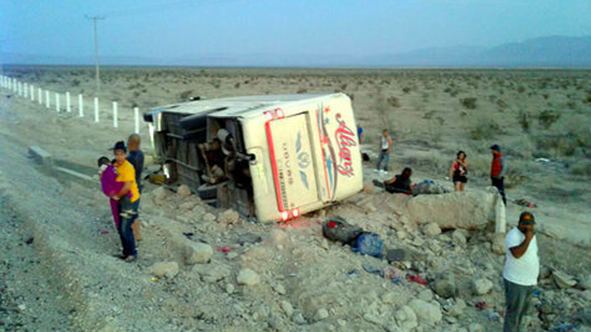 Volcadura de autobús deja siete muertos en Coahuila