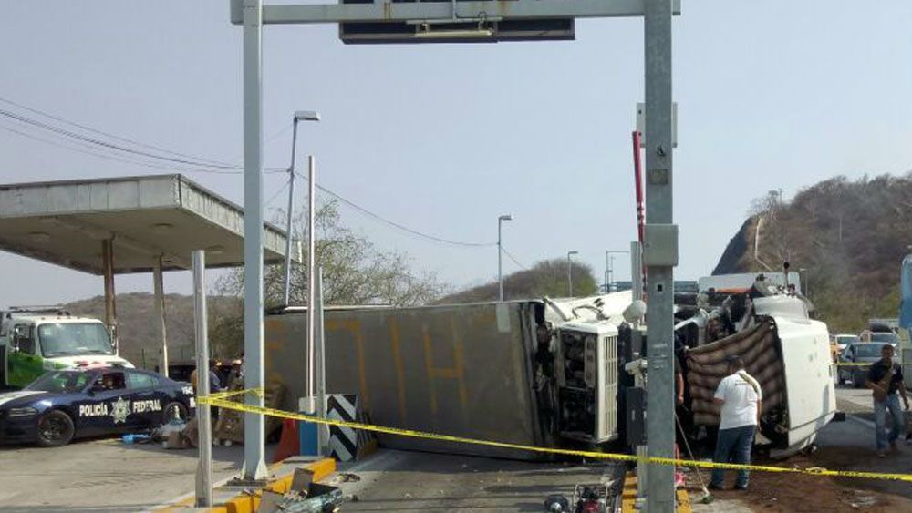 Volcadura de tráiler deja un muerto en la Autopista del Sol Volcadura de tráiler deja un muerto en la Autopista del Sol