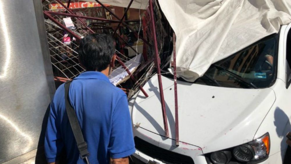 Auto embiste seis puestos ambulantes en centro de la CDMX
