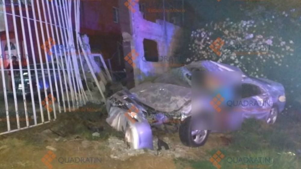 Mueren tres jóvenes en volcadura en el Edomex