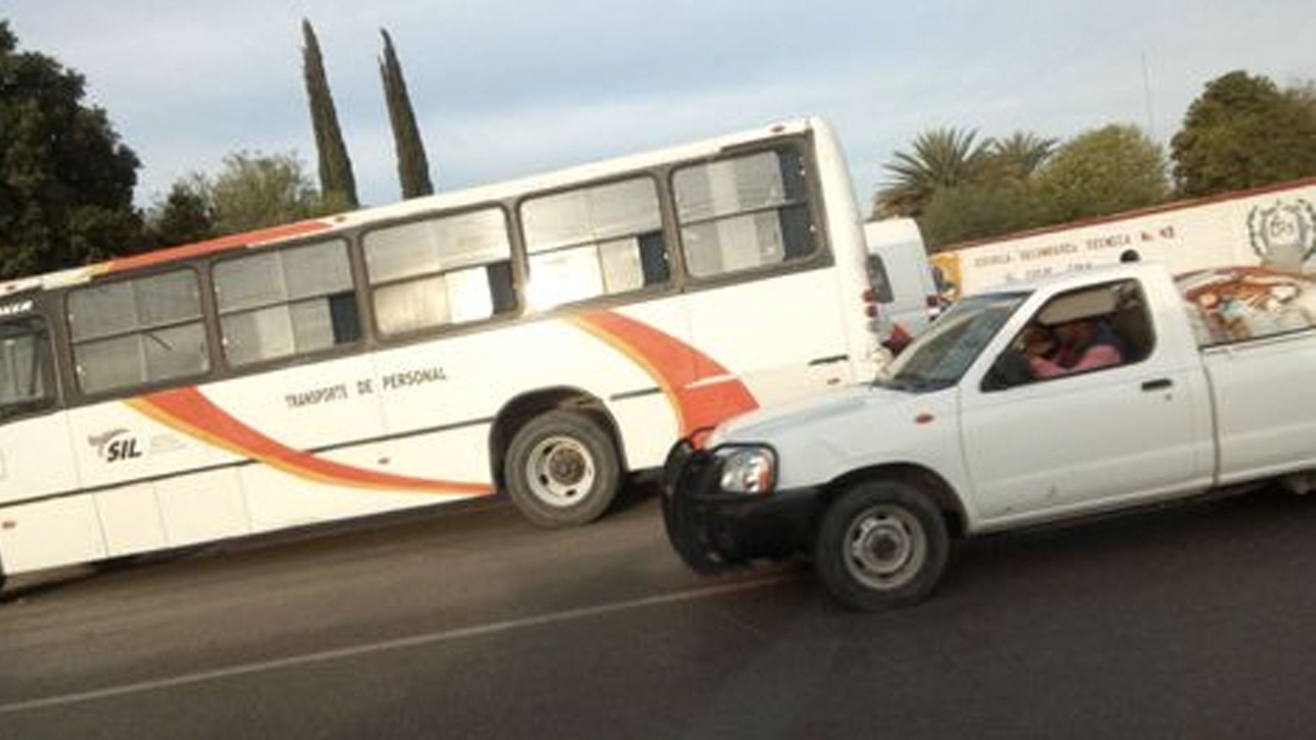 Choque de autobuses deja 20 heridos en Coahuila