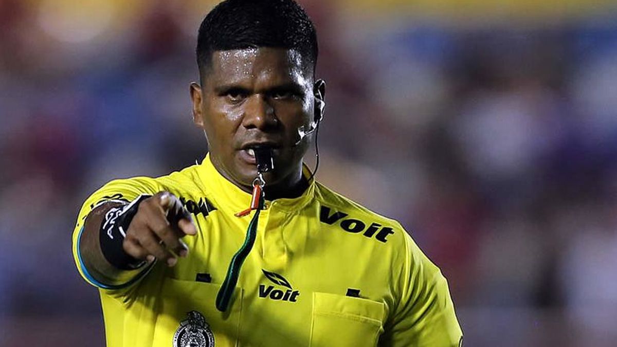 Árbitro denuncia haber sido despedido por ser negro