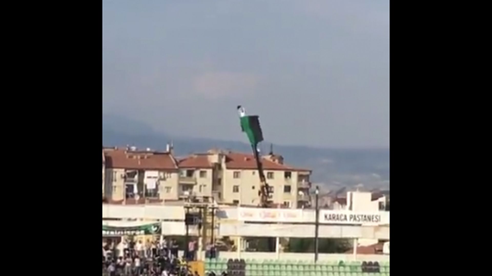 #Video Aficionado apoya a su equipo desde grúa