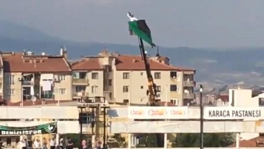 #Video Fanático expulsado de estadio renta grúa para ver partido