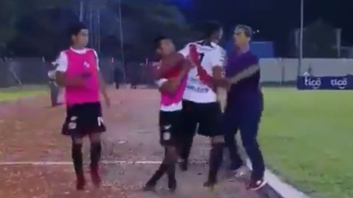 #Video Futbolista empuja a director técnico en Bolivia