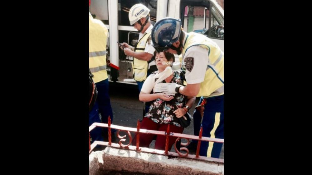 Mujer tropieza y clava su mentón en una estructura metálica en la Tabacalera
