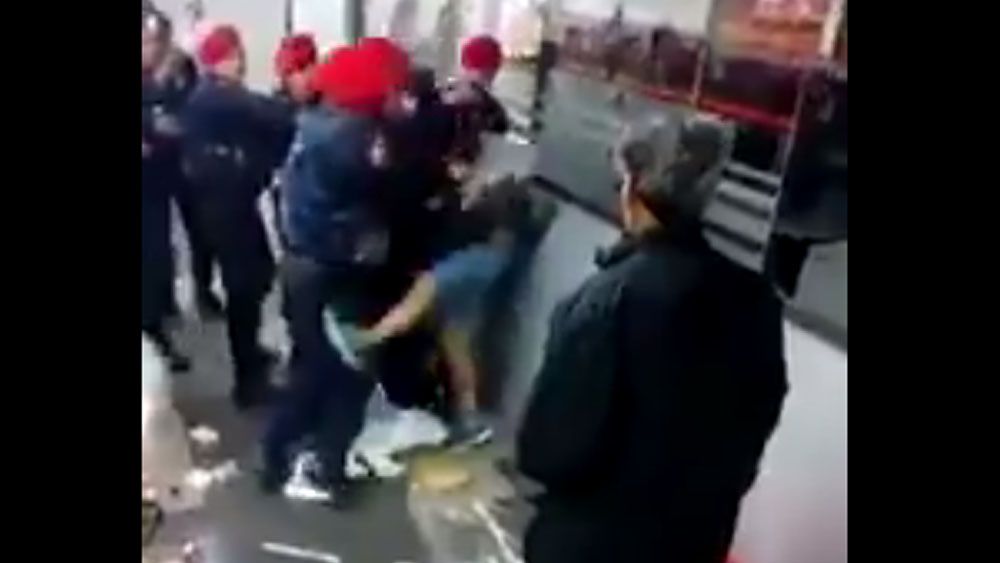 #Video Golpean a policías tras detención de ambulante