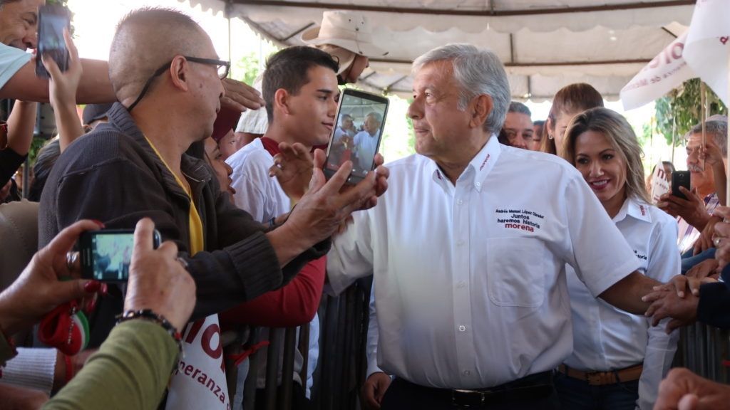 “Nosotros sí queremos la reforma educativa”: padres de familia a AMLO