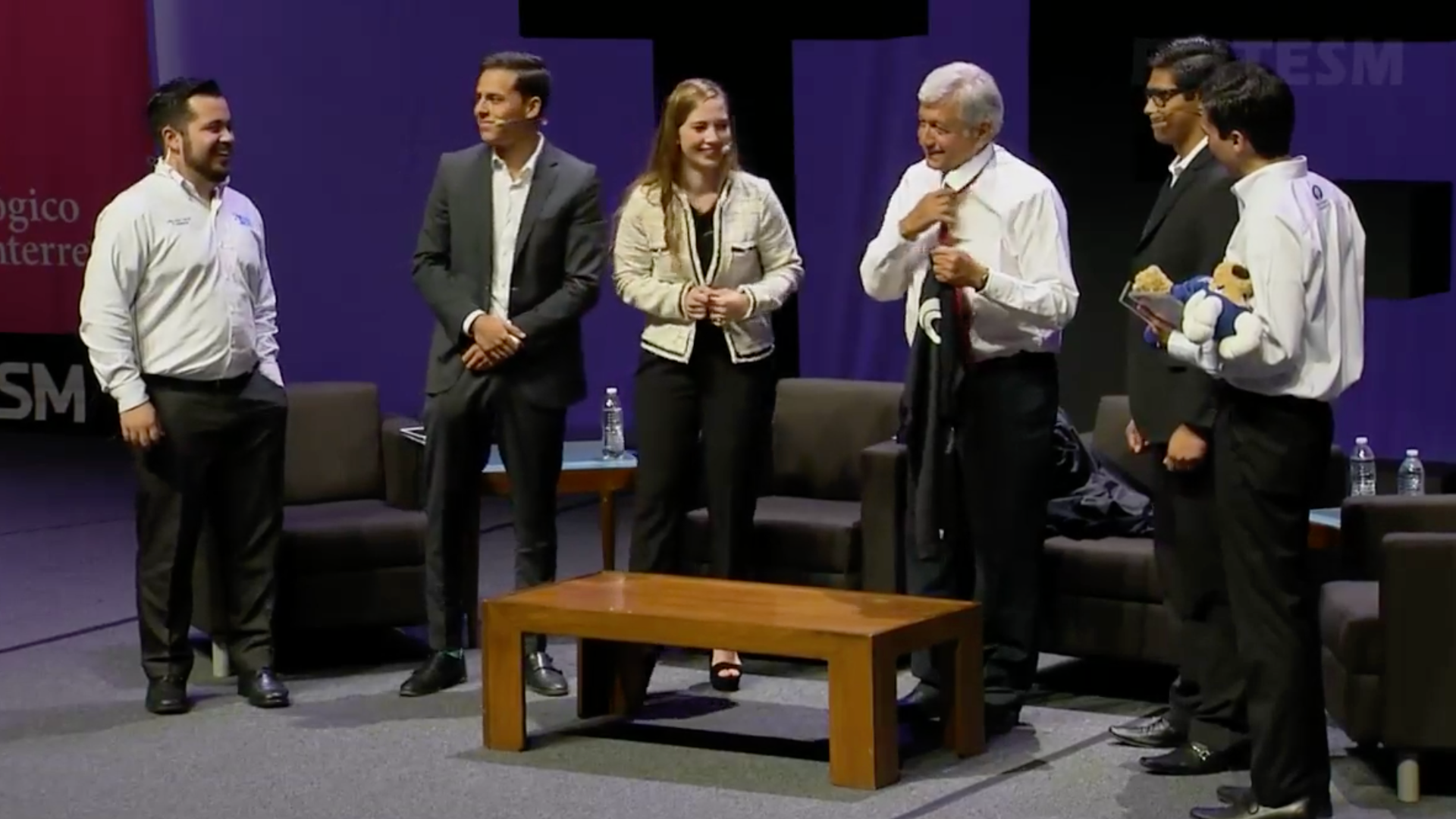 Despiden en el Tec a AMLO con grito de “presidente, presidente”