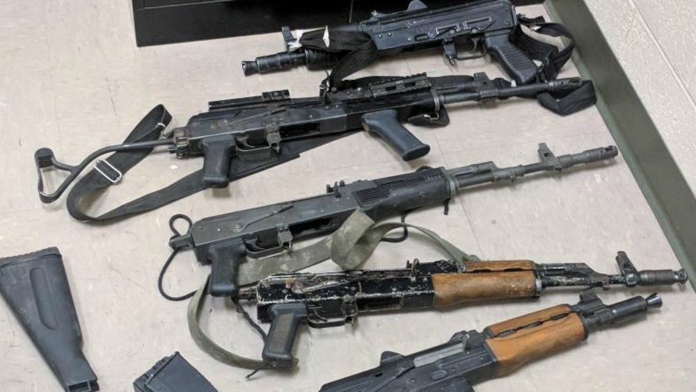 Detienen a tres mexicanos que portaban varios rifles en Arizona