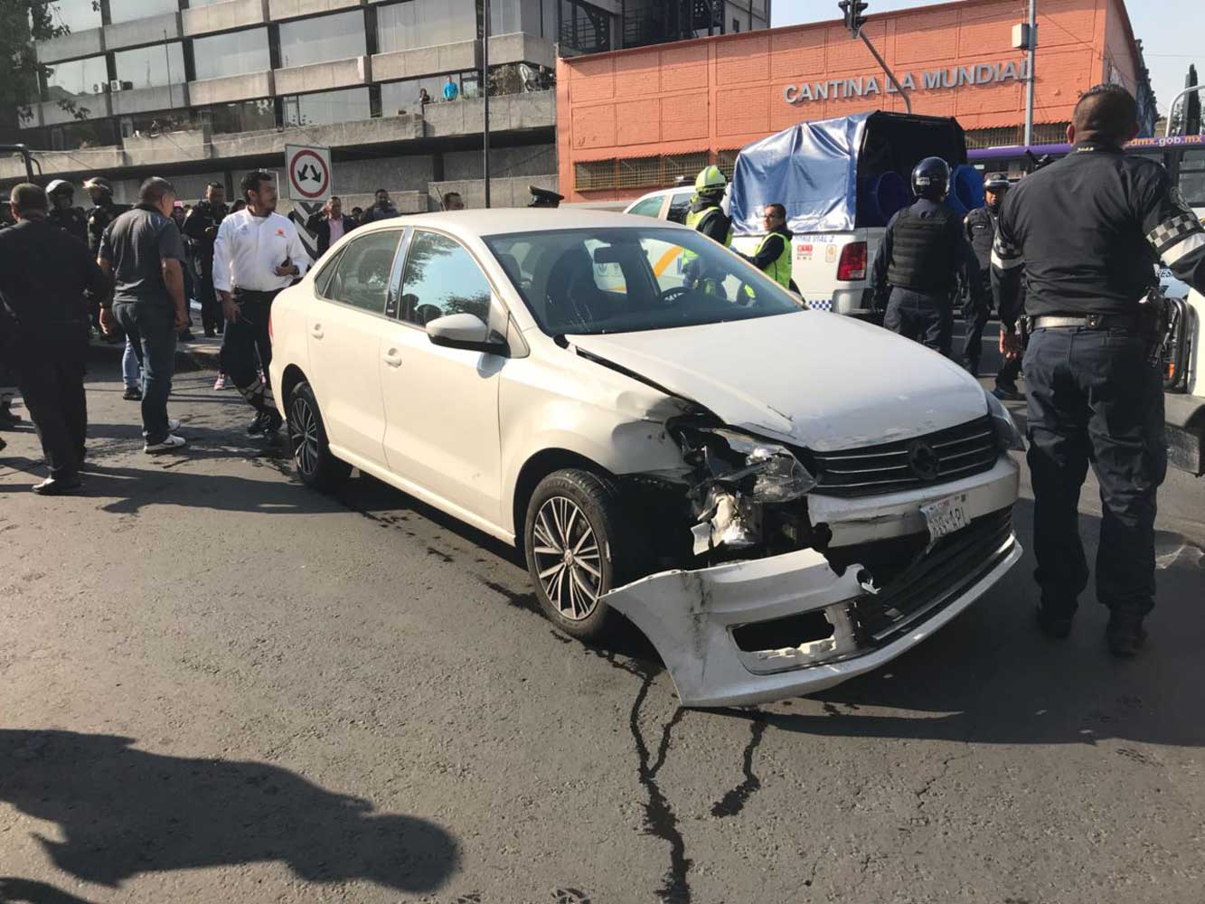 Vuelca patrulla al chocar contra auto en la colonia Centro - auto-choca