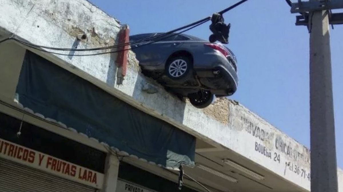 Auto cuelga de estacionamiento en segundo piso en Guadalajara