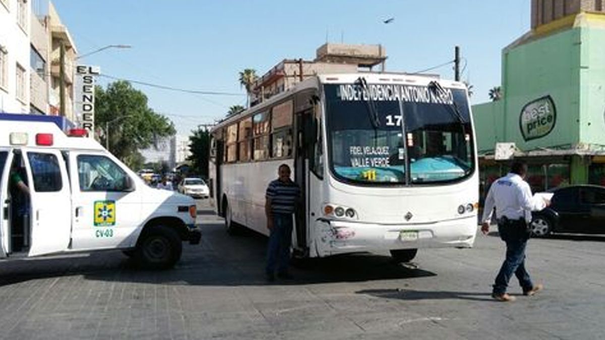 Autobús se pasa el alto y arrolla a motociclista en Torreón