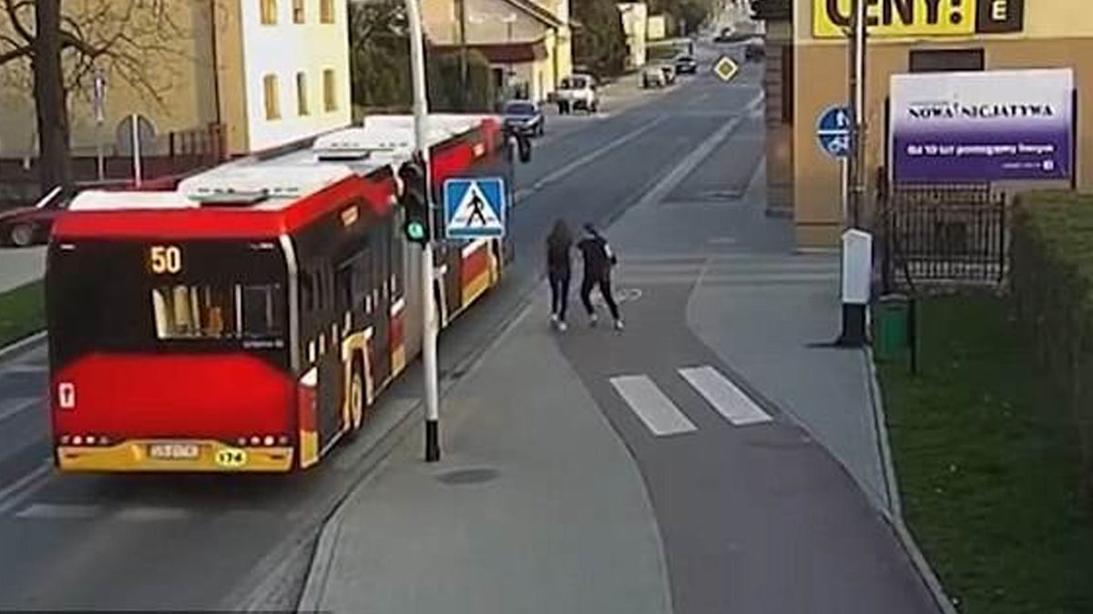 #Video Joven a punto de ser aplastada por camión debido a broma