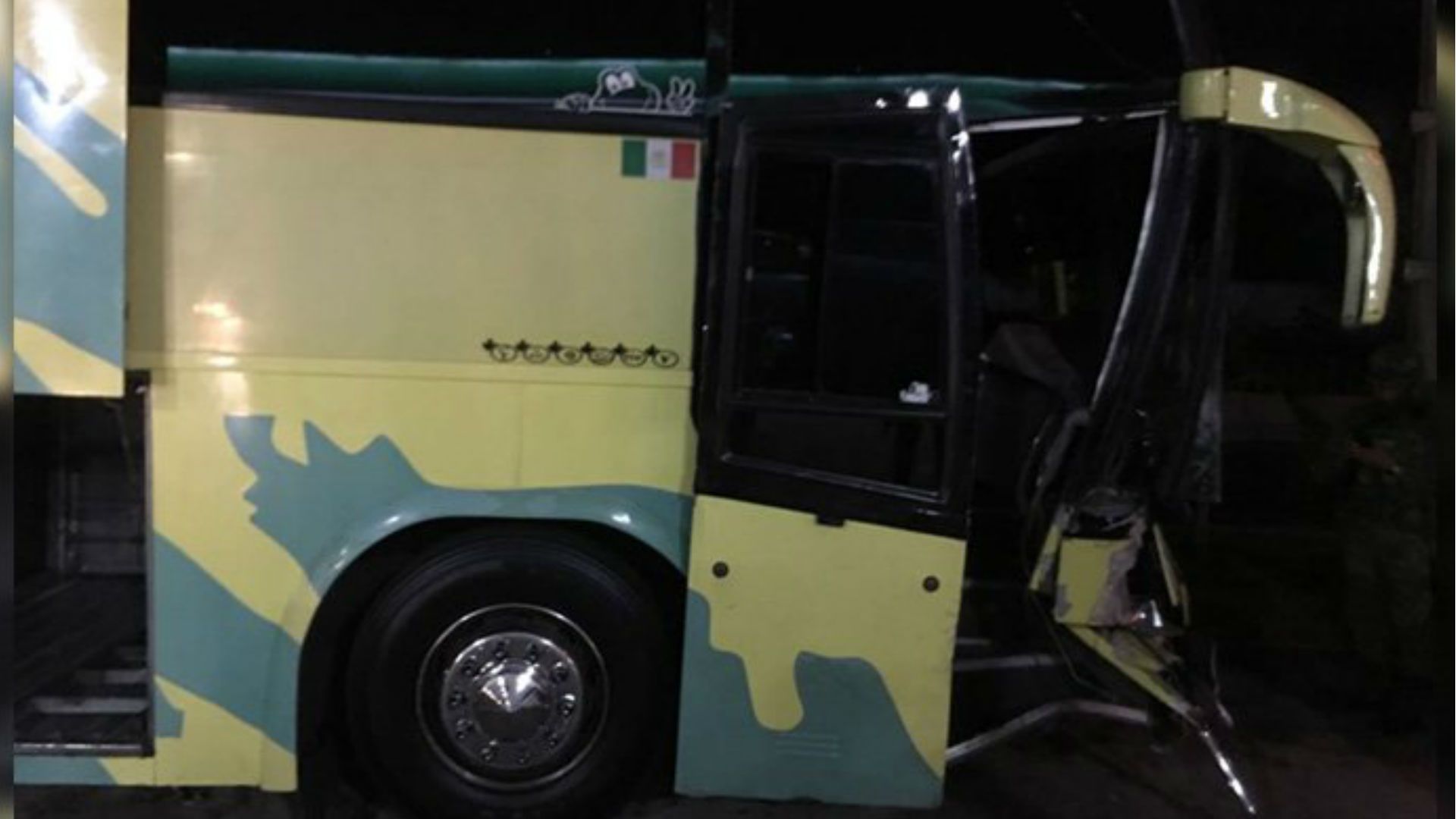 Balean autobús en la Autopista del Sol, hay cuatro turistas heridos