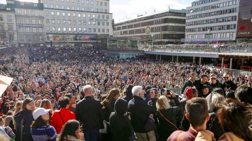 #Video Fanáticos rinden homenaje a Avicii en Estocolmo