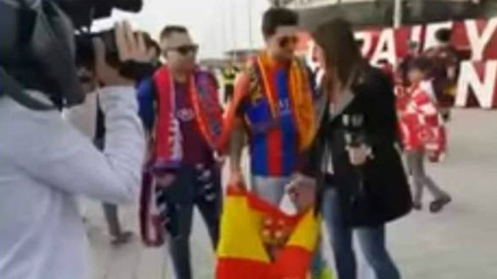 Barça TV obliga a un aficionado a esconder bandera española