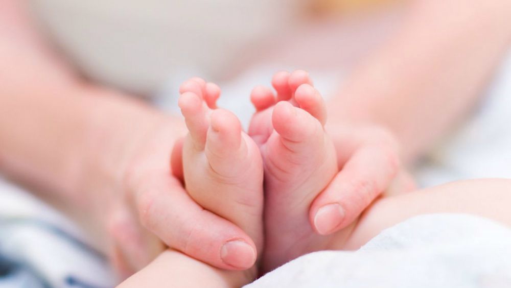 Mujer arroja a bebé desde cuarto piso en Perú