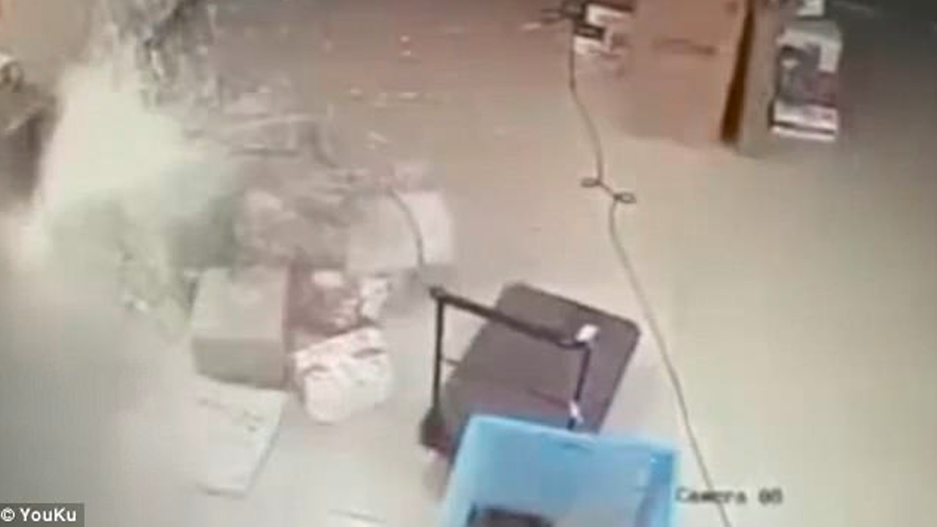 #Video Explota batería e incendia negocio de paquetería en China