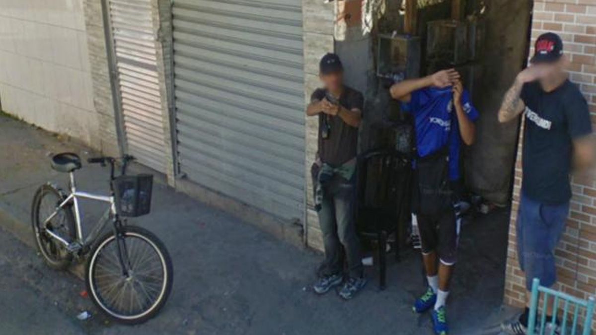Hombre apunta con pistola a vehículo de Google Maps