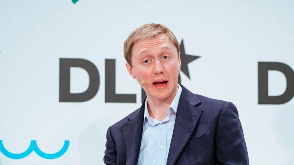 Renuncia director interino de Cambridge Analytica