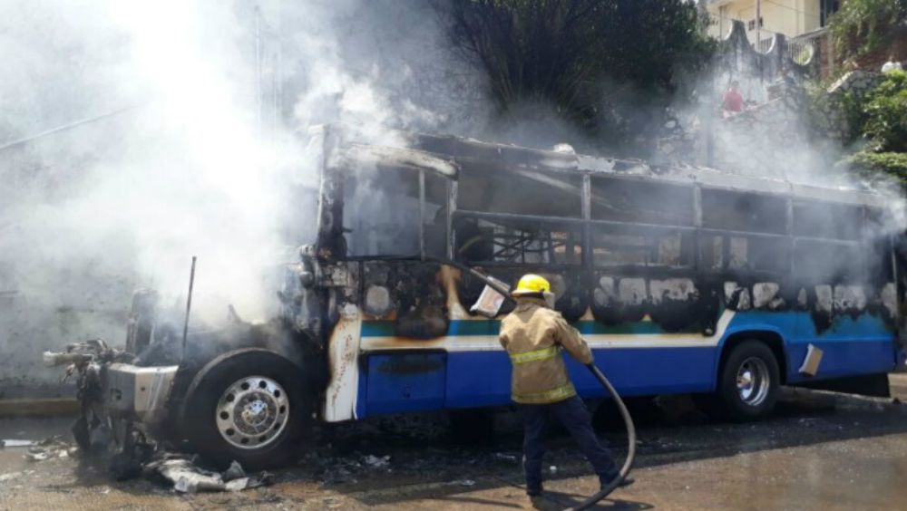 Incendian autobús en costera Miguel Alemán de Acapulco