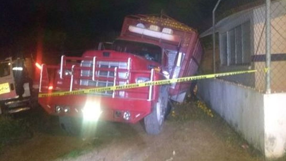 Joven muere prensado por camión en Puebla