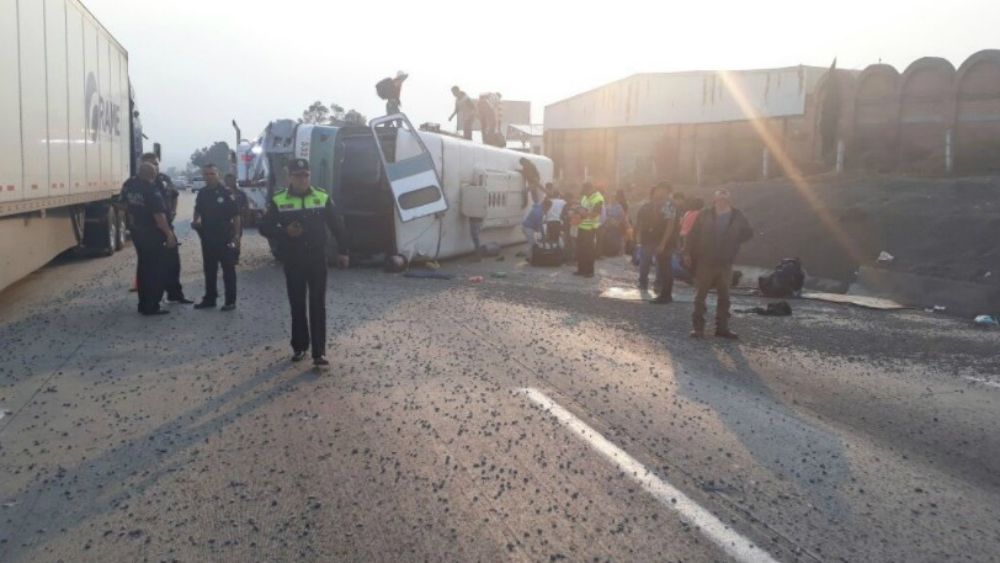 Vuelca camión en la autopista México-Puebla