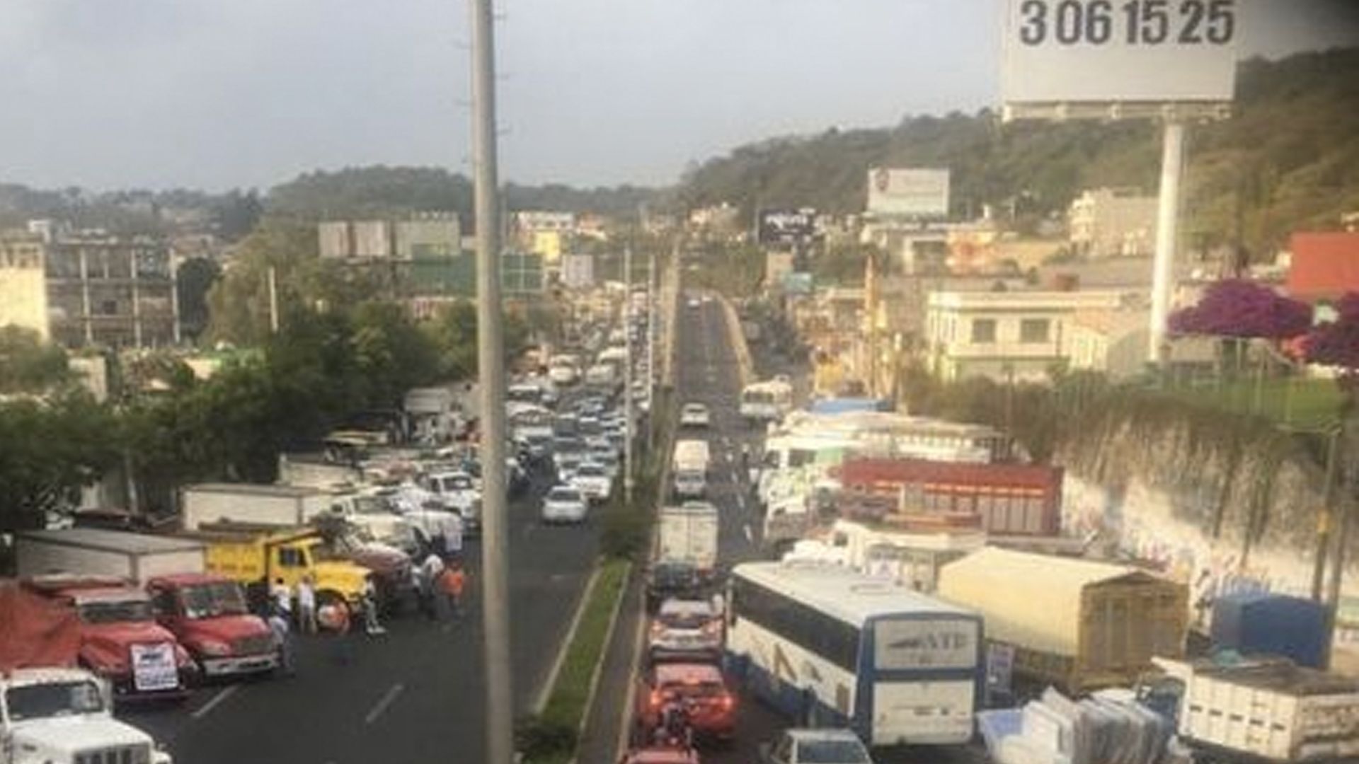 Transportistas bloquean carreteras en protesta por el incremento a las gasolinas