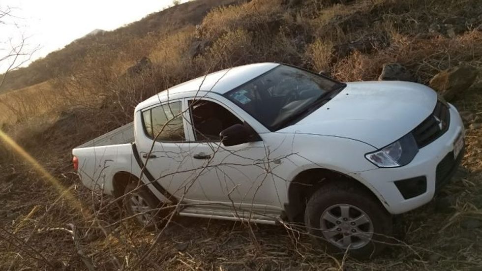 Hallan abandonada segunda camioneta del INE en Apatzingán