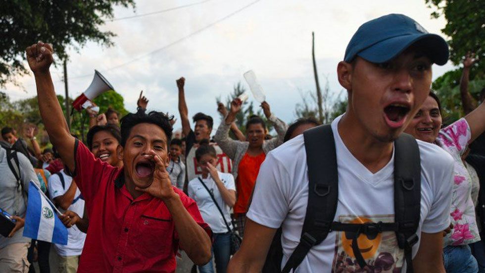 EE. UU. sugiere a caravana migrante pedir asilo en México